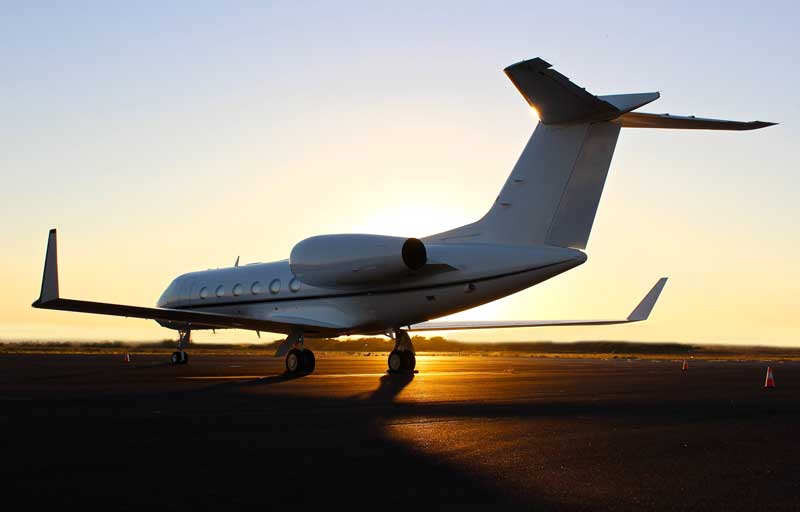 jet privado en una pista en el aeropuerto de Opa-Locka